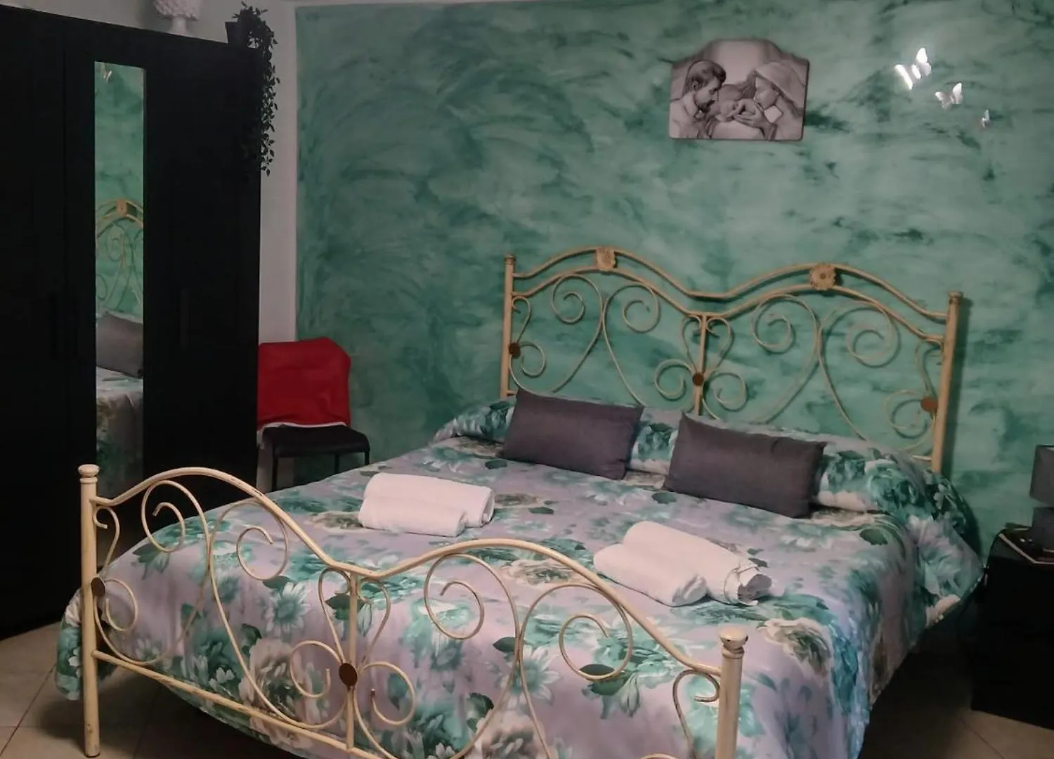 Heart Of Catania Room contacts